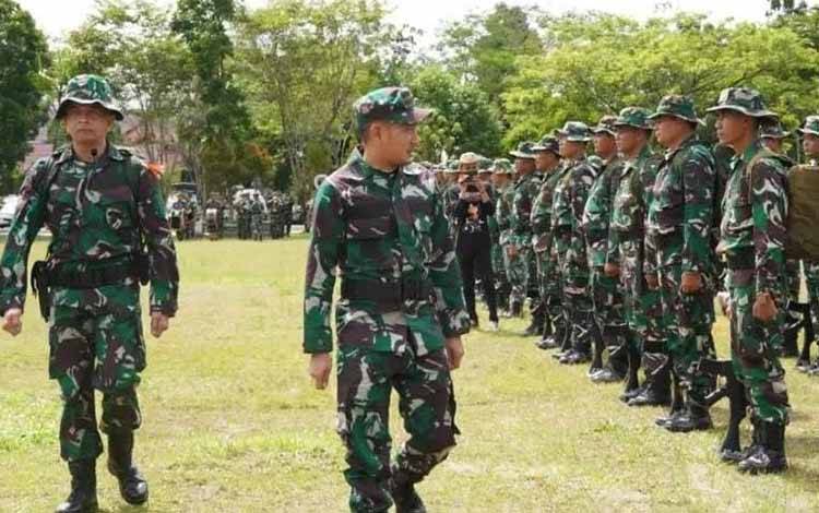 Wali Kota Palangka Raya, Fairid Naparin ketika mengecek pasukan pada upacara pembukaan TMMD Reguler ke-115 Kodim 1016/Palangka Raya.