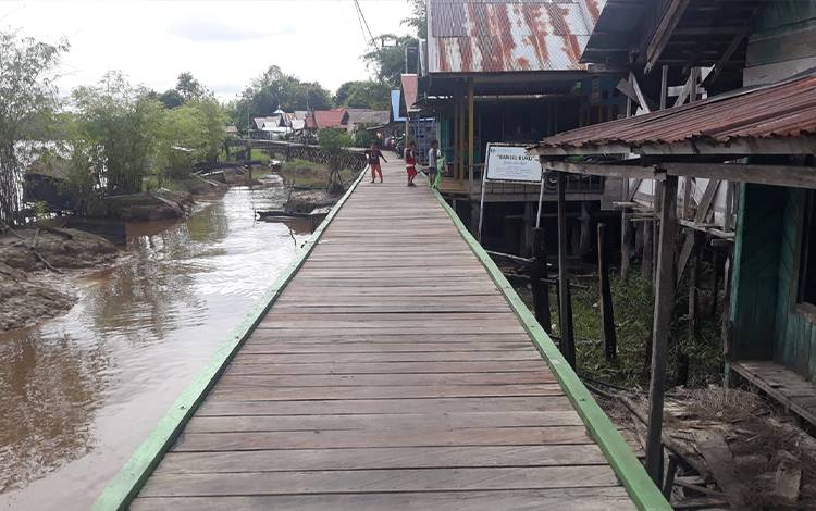 Beginilah kondisi terbaru jembatan titian di kampung Katimpun bawah setelah dibangun melalui Program TMMD ke-115 Kodim 1016/Palangka Raya. Jembatan titian yang tadinya rapuh kini kokoh dan aman untuk dilewati. 