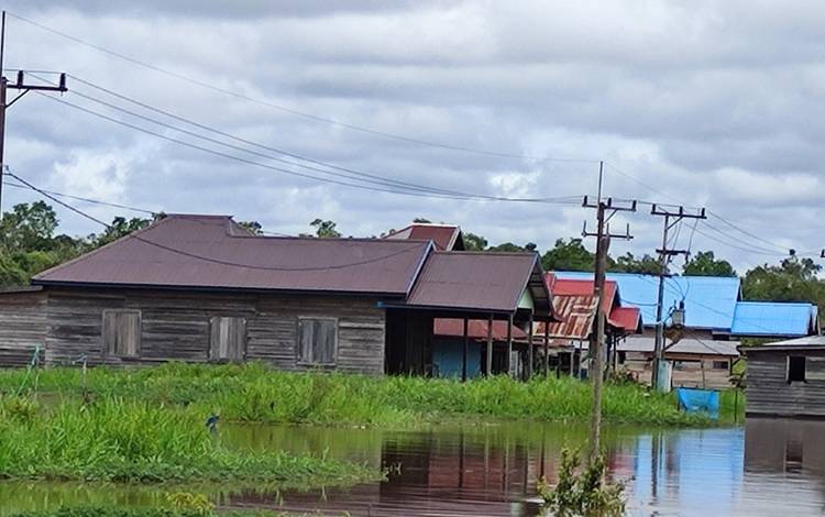 Banjir di kawasan Bereng Bengkel Kota Palangka Raya, Kalimantan Tengah. (FOTO: HERMAWAN)
