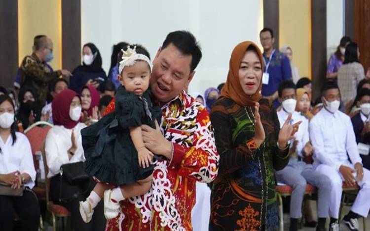 Bupati Kotim Halikinnor bersama istri saat menggendong cucu