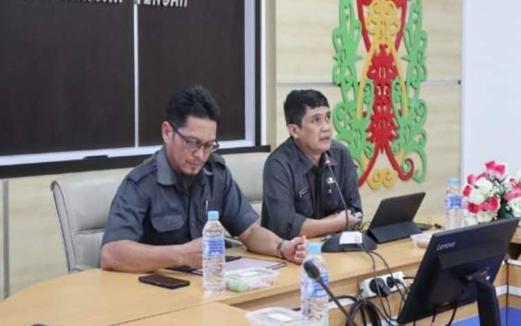  Statistisi Ahli Madya BPS Kalteng, Gatot Rusdyanto dan Ambar Dwi Santoso saat memimpin pers rilis terkait keadaan ketenagakerjaan di Kalteng, Selasa, 8 November 2021. (FOTO: BPS KALTENG)