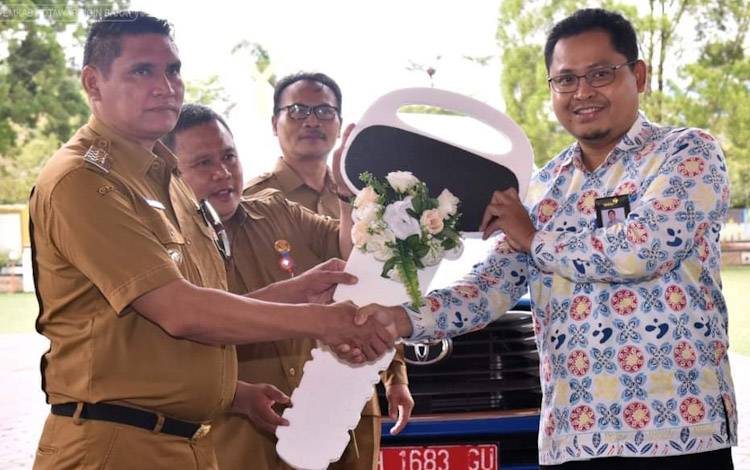 Pj. Bupati Kobar secara simbolis menerima bantuan mobil operasional mendukung pelaksanaan program Keluarga Berencana dari Plt. Kepala BKKBN Kalteng Fitriyanto Leksono, Selasa, 8 November 2022