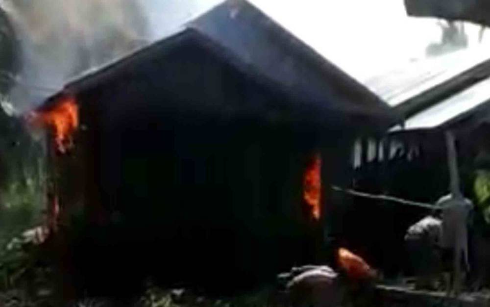 Rumah warga Desa Sei Teras, Kecamatan Kapuas Kuala terbakar pada Selasa, 8 November 2022. (FOTO: IST)