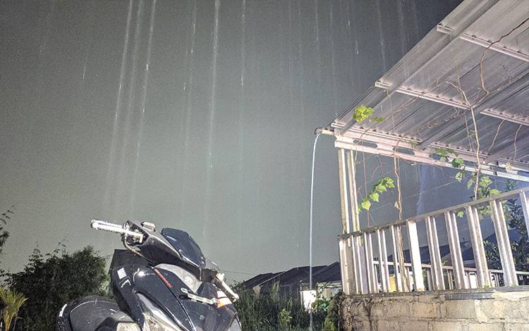 Cuaca hujan yang melanda wilayah Kecamatan Baamang, Sampit, Kabupaten Kotawaringin Timur (Kotim), Selasa malam ini, 8 November 2022.