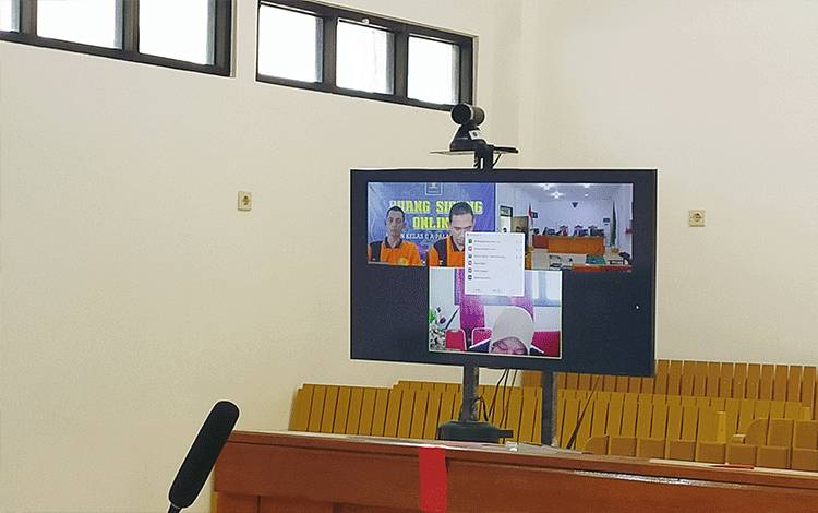 Kedua terdakwa (kiri atas) saat menjalani persidangan secara virtual di Pengadilan Negeri Palangka Raya, Rabu, 9 November 2022.