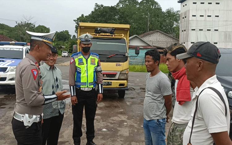 Kasatlantas Polres Katingan Iptu Hariyanto memberikan imbauan kepada sejumlah sopir truk dan tronton di simpang Desa Banut Kalanaman, Rabu, 9 November 2022.