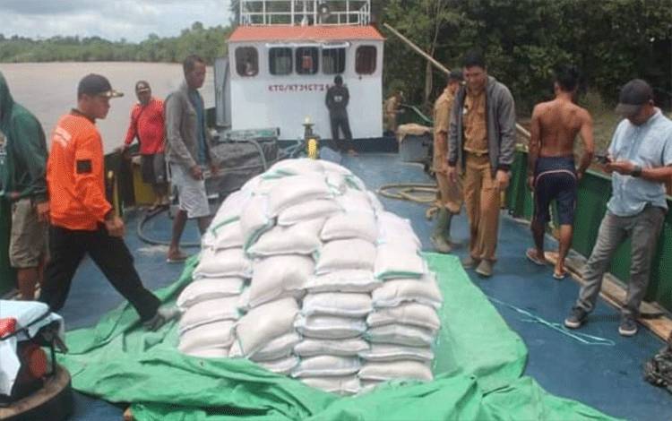 Pihak Kecamatan Katingan Kuala memberikan bantuan 1,5 ton beras kepada pihak Kecamatan Kamipang yang aebelumnya dilanda banjir, Rabu, 9 November 2022.