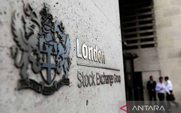 Arsip foto - Pejalan kaki meninggalkan dan memasuki Bursa Efek London di London, Inggris 15 Agustus 2017. ANTARA/REUTERS/Neil Hall/pri.