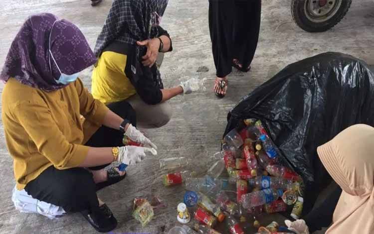  Petugas Bank Sampah Kalampangan memilah botol untuk didaur ulang. (FOTO: ISTIMEWA)