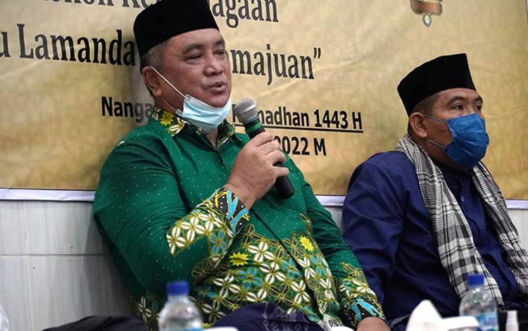 Ketua Pimpinan Daerah Muhammadiyah Kabupaten Lamandau, Taufik Hidayat, saat memberikan ceramah dalam pengajian rutin PD Muhammadiyah Kabupaten Lamandau. (FOTO : HENDI NURFALAH)