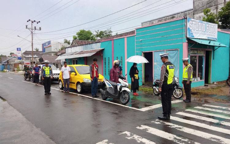 Personel Satlantas Polres Seruyan, bersama sama pengendara dan pengguna jalan mengheningkan cipta di Hari Pahlawan ( Foto : Polres Seruyan)
