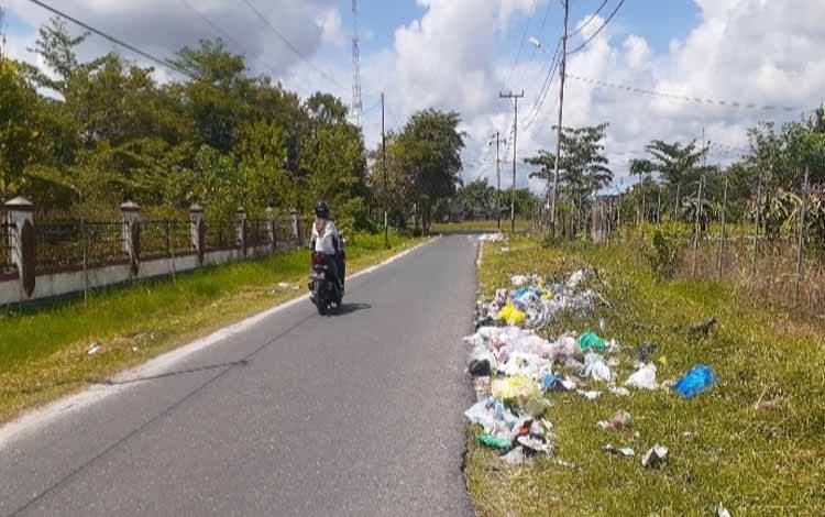  Sampah rumah tangga yang berserakan di pinggir jalannkawasan taman budaya Temenggung Tilung.(Foto : Agus Fataroni M)