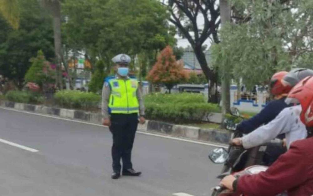 Personel Satlantas Polres Kapuas ajak pengguna jalan mengheningkan cipta di Hari Pahlawan, Kamis, 10 November 2022. (FOTO: IST)