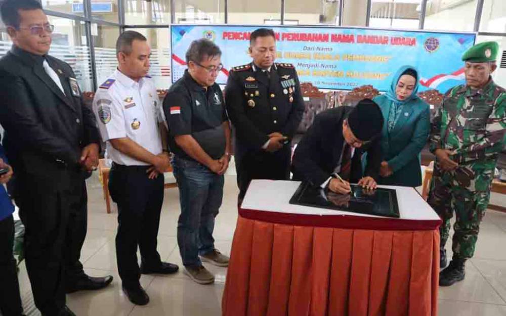 Bupati Seruyan, Yulhaidir saat melakukan peresmian nama Bandar Udara Kapten Mulyono di Kuala Pembuang, Kamis, 10 November 2022 (Foto : PROKOM SERUYAN)