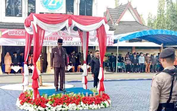 Wakil Bupati Sugianto Panala Putra selaku inspektur pada peringatan Hari Pahlawan di halaman kantor Bupati, Kamis 10 November 2022.(foto: Dhani)