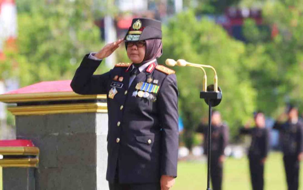 Wakapolda Kalteng Irjen Pol Ida Oetari Poernamasasi memimpin upacara peringatan Hari Pahlawan yang digelar di lapangan Barigas Mapolda setempat, Kamis, 10 November 2022. (POTO : PARLIN TAMBUNAN).