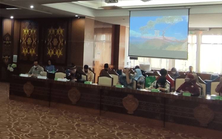 Rapat koordinasi (rakor), sosialisasi dan evaluasi panitia masyarakat hukum adat Provinsi Kalteng, bertempat di Aula Eka Hapakat, Kamis, 10 November 2022. (FOTO: HERMAWAN)