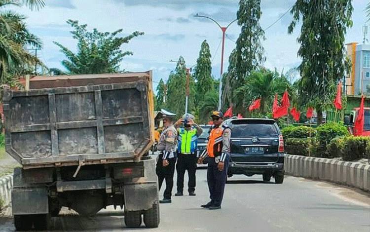 Sosialisasi dan penjagaan angkutan besar agar tidak memasuki dalam kota oleh Dishub Kotim bersama Satlantas di Jalan Jenderal Sudirman, Sampit. (FOTO:NISA)