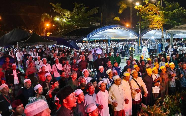 Masyarakat Gunung Mas antusias mengikuti tablig akbar doa bersama untuk Negeri dalam rangka memperingati Maulid Nabi Muhammad SAW yang dilaksanakan di Taman Kota Kuala Kurun pada Kamis, 10 November 2022 malam. (FOTO: DISKOMINFOSANTIK GUMAS)
