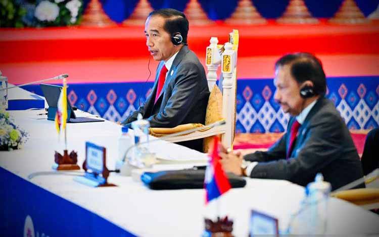 Presiden RI Joko Widodo (kiri) pada sesi retreat KTT ASEAN Ke-41 di Phnom Penh, Kamboja, Jumat (11-11-2022), yang secara khusus membahas implementasi 5-point consensus (5PC) di Myanmar. ANTARA/HO-Biro Pers Sekretariat Presiden/Laily Rachev