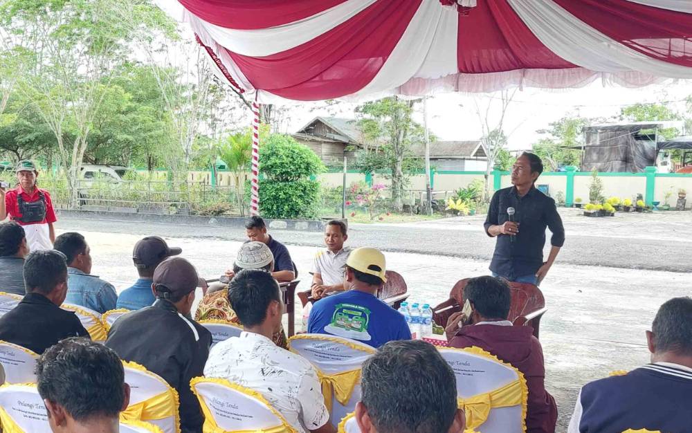 Anggota Komisi IV DPR RI, Bambang Purwanto saat diskusi dengan petani dalam acara penyerahan bantuan alat pertanian ke kelompok tani di Kapuas, Jumat, 11 November 2022. (FOTO: DODI)