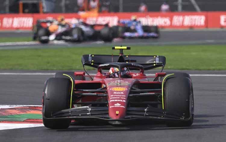 Pebalap tim Ferrari Carlos Sainz menjalani Grand Prix Meksiko, Sirkuit Hermanos Rodriguez, Minggu (30/10/2022) (AFP/RODRIGO ARANGUA)
