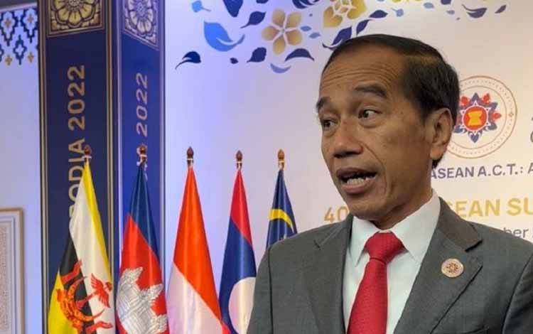 Presiden Joko Widodo usai menghadiri Sesi Retreat KTT ASEAN di Phnom Penh, Kamboja, Jumat. (11/11/2022) (ANTARA/Azis Kurmala)