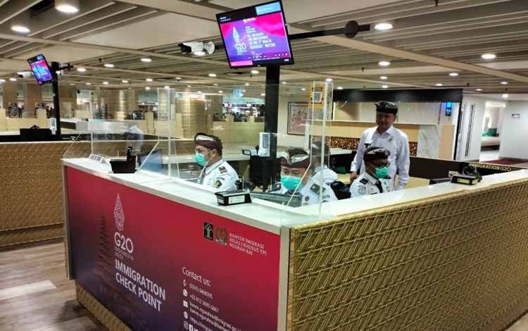 Konter khusus untuk layanan keimigrasian bagi delegasi G20 di Bandara Internasional Ngurah Rai Bali. ANTARA/Muhammad Zulfikar