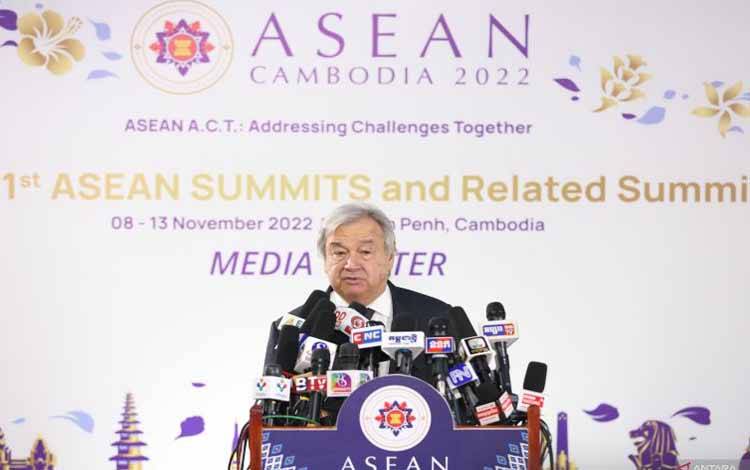 Sekretaris Jenderal (Sekjen) Perserikatan Bangsa-Bangsa (PBB) Antonio Guterres saat menyampaikan keterangan pers di sela-sela KTT ASEAN di Phnom Penh, Kamboja, Sabtu (12/11/2022) (ANTARA/HO-asean2022.inb.gov.kh)