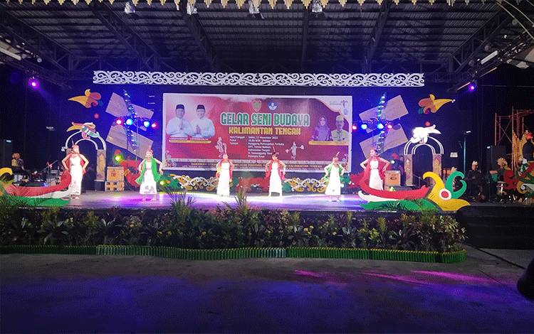 Para penari cilik tampil pada pergelaran Seni Budaya UPT Taman Budaya Kalteng. (FOTO : NOPRI)