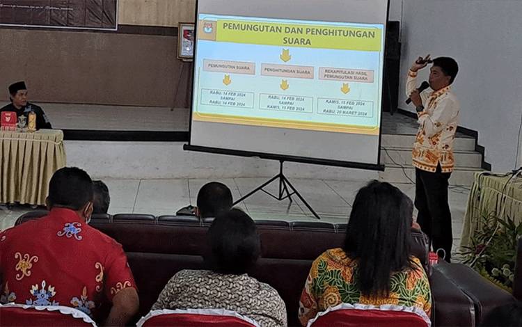 Ketua KPU Kabupaten Lamandau Irwansyah menjelaskan tahapan Pemilu Serentak 2024 saat acara sosialisasi. (FOTO : HENDI NURFALAH)