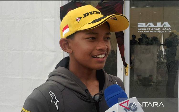 Pebalap Indonesia Veda Ega Pratama saat diwawancara usai balapan 1 IATC 2022 di Sirkuit Internasional Mandalika, Lombok pada Sabtu 12 November 2022. Antara/Hendri Sukma Indrawan