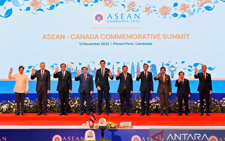 Presiden RI Joko Widodo (keempat dari kanan) dalam KTT Peringatan ASEAN dan Kanada yang dihadiri pemimpin ASEAN dan Perdana Menteri Kanada Justin Trudeau di Phnom Penh, Kamboja, Sabtu (12-11-2022). ANTARA/HO-Biro Pers Sekretariat Presiden/Laily Rachev