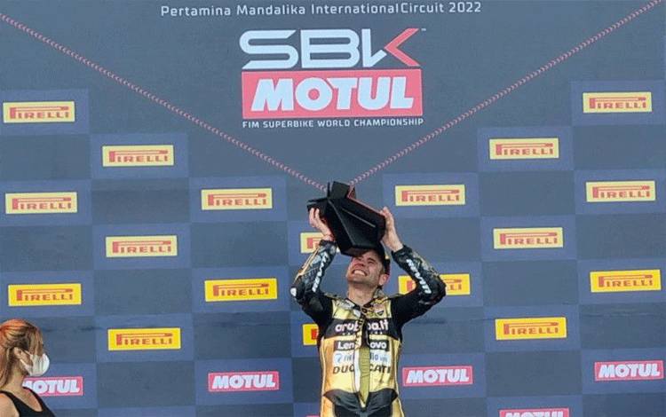 Pebalap asal Spanyol Alvaro Bautista mengangkat tropi juara dunia Motul World Superbike 2022 usai finis kedua pada balapan (Race) 2 di Sirkuit Mandalika, Lombok, NTB, Minggu (13/11/2022). ANTARA/Bayu Kuncahyo