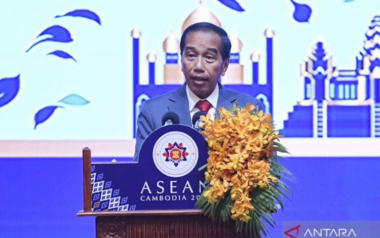 Presiden Joko Widodo menyampaikan pidato saat upacara penutupan Konferensi Tingkat Tinggi (KTT) ke-40 dan ke-41 ASEAN serta KTT terkait lainnya di Hotel Sokha, Phnom Penh, Kamboja, Minggu (13/11/2022). Upacara penutupan KTT ASEAN 2022 itu sekaligus penyerahan keketuaan ASEAN dari Kamboja ke Indonesia. ANTARA FOTO/Hafidz Mubarak A/foc.
