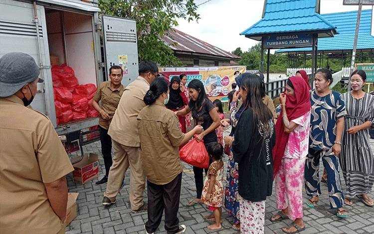Antusias warga Kelurahan Tumbang Rungan mendapatkan sembako murah yang disediakan Pemko Palangka Raya. (FOTO: HENDRI)