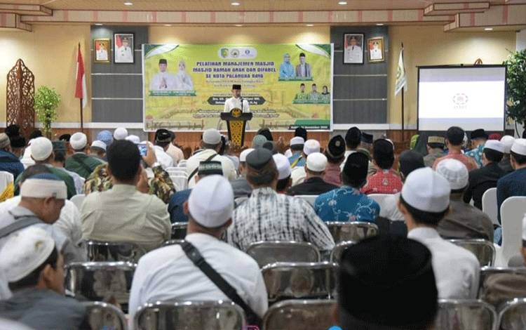 Wali Kota Palangka Raya, Fairid Naparin membuka pelatihan manajemen masjid ramah anak dan difabel. (FOTO: HUMAS PEMKO)