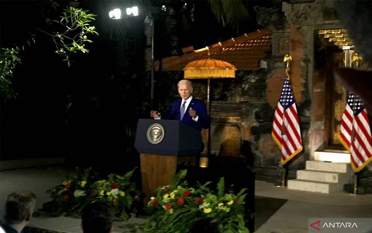 Presiden Amerika Serikat Joe Biden memberi keterangan kepada jurnalis asing dan Indonesia pada sela-sela kegiatannya menghadiri rangkaian KTT G20 di Nusa Dua, Badung, Bali, Senin (14/11/2022). ANTARA/Genta Tenri Mawangi