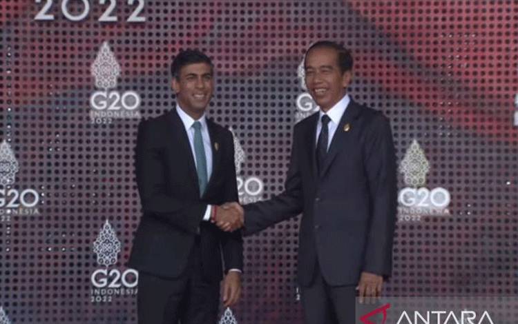 Tangkapan layar Presiden Joko Widodo menyambut kedatangan Perdana Menteri Inggris Raya Rishi Sunak di KTT G20 di Nusa Dua, Bali, Selasa (15/11/2022). (ANTARA/Natisha Andarningtyas)