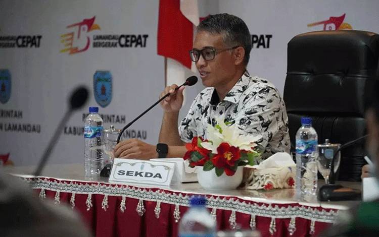 Sekretaris Daerah Kabupaten Lamandau Muhamad Irwansyah saat memimpin rapat koordinasi pimpinan organisasi perangkat daerah setempat. (FOTO : HENDI NURFALAH)