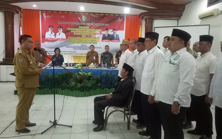 Bupati Kotim Halikinnor mengukuhkan anggota FKUB Kabupaten Kotim periode 2021-2026, di Gedung Wanita, Selasa, 15 November 2022. (FOTO: NISA)