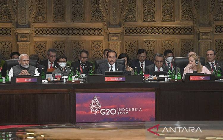 Presiden Joko Widodo (tengah) disaksikan Perdana Menteri India Narendra Damodardas Modi (kiri) dan Perdana Menteri Italia Giorgia Meloni (kanan) menghadiri acara pembukaan KTT G20 Indonesia 2022 di Nusa Dua, Bali, Selasa (15/11/2022). MEDIA CENTER G20 INDONESIA/Prasetyo Utomo/wsj/22/pri. (ANTARA FOTO/PRASETYO UTOMO)