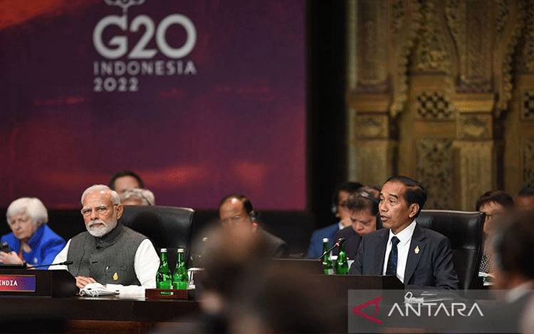 Presiden Joko Widodo (kanan) disaksikan Perdana Menteri India Narendra Damodardas Modi (kedua kiri) menyampaikan pandangannya saat pembukaan KTT G20 Indonesia di Nusa Dua, Bali, Selasa (15/11/2022). ANTARA FOTO/Media Center G20 Indonesia/Aditya Pradana Putra/wsj/pri. (ANTARA FOTO/ADITYA PRADANA PUTRA)