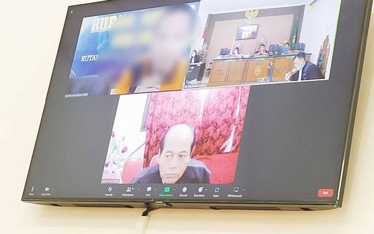 Terdakwa (Kiri Atas) saat sidang lanjutan secara virtual di Pengadilan Negeri Palangka Raya, Selasa, 15 November 2022 (FOTO: APRIANDO)