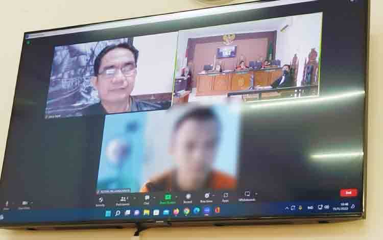 Terdakwa (Bawah) saat menjalani persidangan digelar secara virtual di Pengadilan Negeri Palangka Raya, Selasa, 15 November 2022 (FOTO: APRIANDO)
