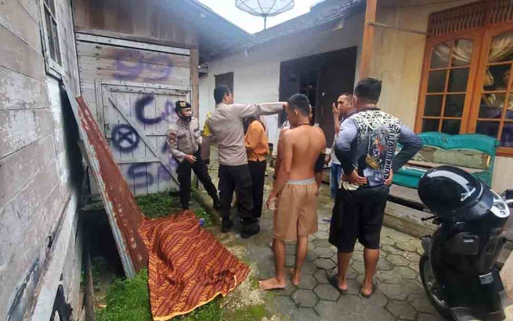 Anggota Satreskrim Polres Barito Utara melakukan identifikasi terhadap jasad korban Nenek Asli di TKP, Selasa 15 November 2022. (foto: Dhani)