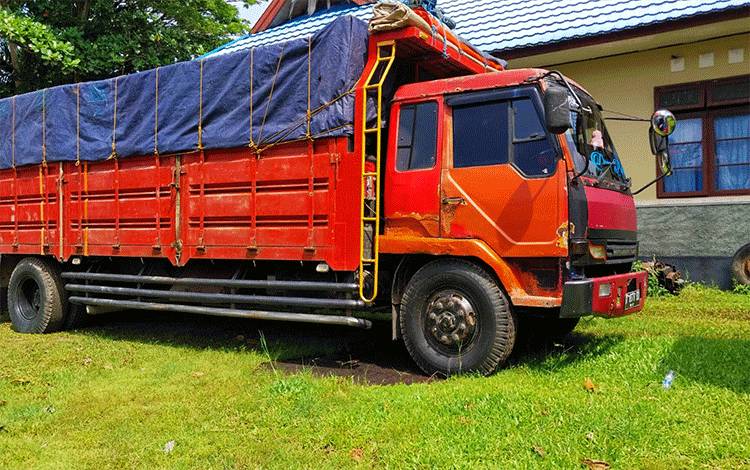 Dua truk tronton muatan puluhan kubik kayu ilegal diamankan SPORC Palangka Raya. Selasa, 15 November 2022. (POTO : PARLIN TAMBUNAN)