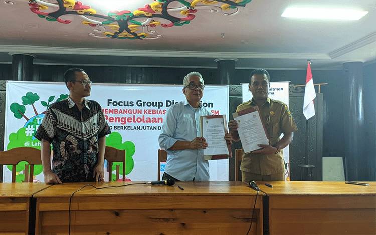 Kepala DLH Palangka Raya, Achmad Zaini menunjukan nota kesepakatan pengelolaan Sampah 3R bersama Yayasan Borneo Institute. (FOTO: HENDRI)