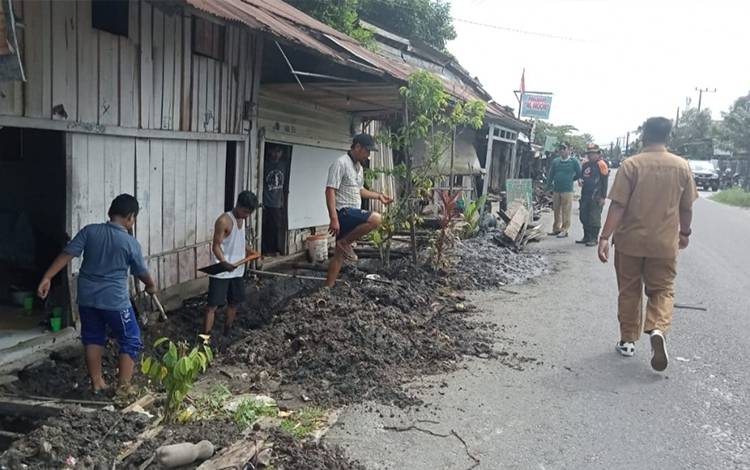  Aksi bersihkan drainase di wilayah Kecamatan Pahandut. (FOTO: HENDRI)