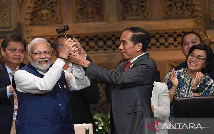 Presiden Joko Widodo (kanan) menyerahkan palu kepemimpinan G20 kepada Perdana Menteri India Narendra Damodardas Modi (kiri) pada penutupan Working Session 3 KTT G20 Indonesia 2022 di Nusa Dua, Bali, Rabu (16/11/2022). (ANTARA FOTO/ZABUR_KARURU)